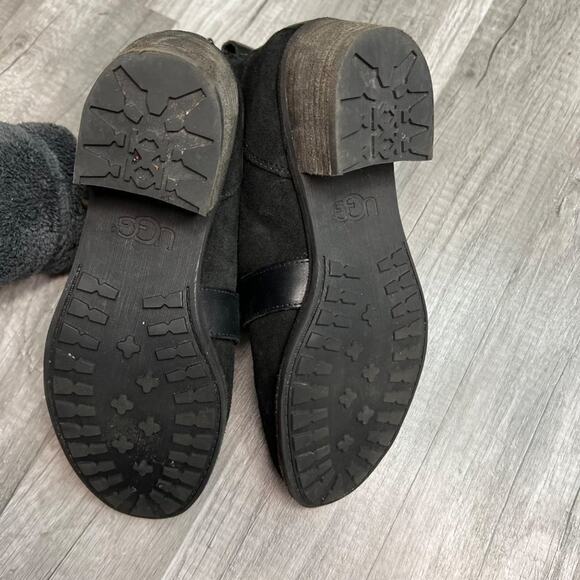 𝅺UGG Wright Belted Boots Booties Low Heel Black Suede Shearling Footbed Size 7 - Picture 5 of 11